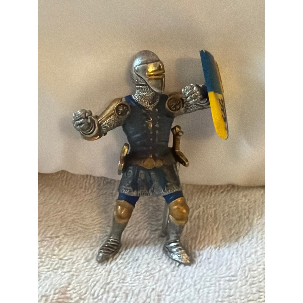2003 Schleich Lion Knight Foot Soldier w/ Shield Blue Yellow Medieval Germany